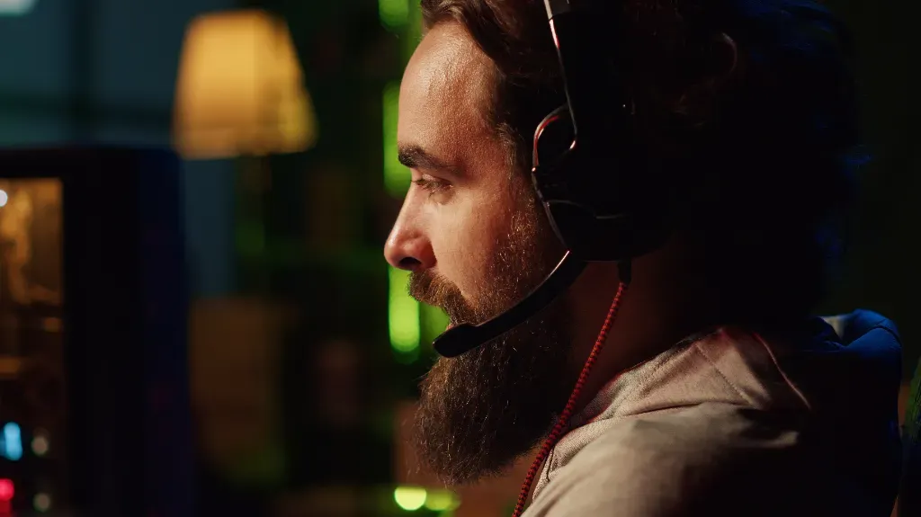 mężczyzna grający na komputerze