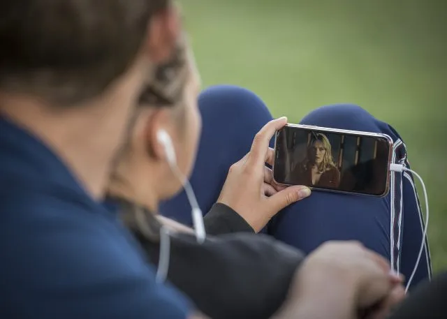Jak oglądać TV na telefonie? Jak ją włączyć?